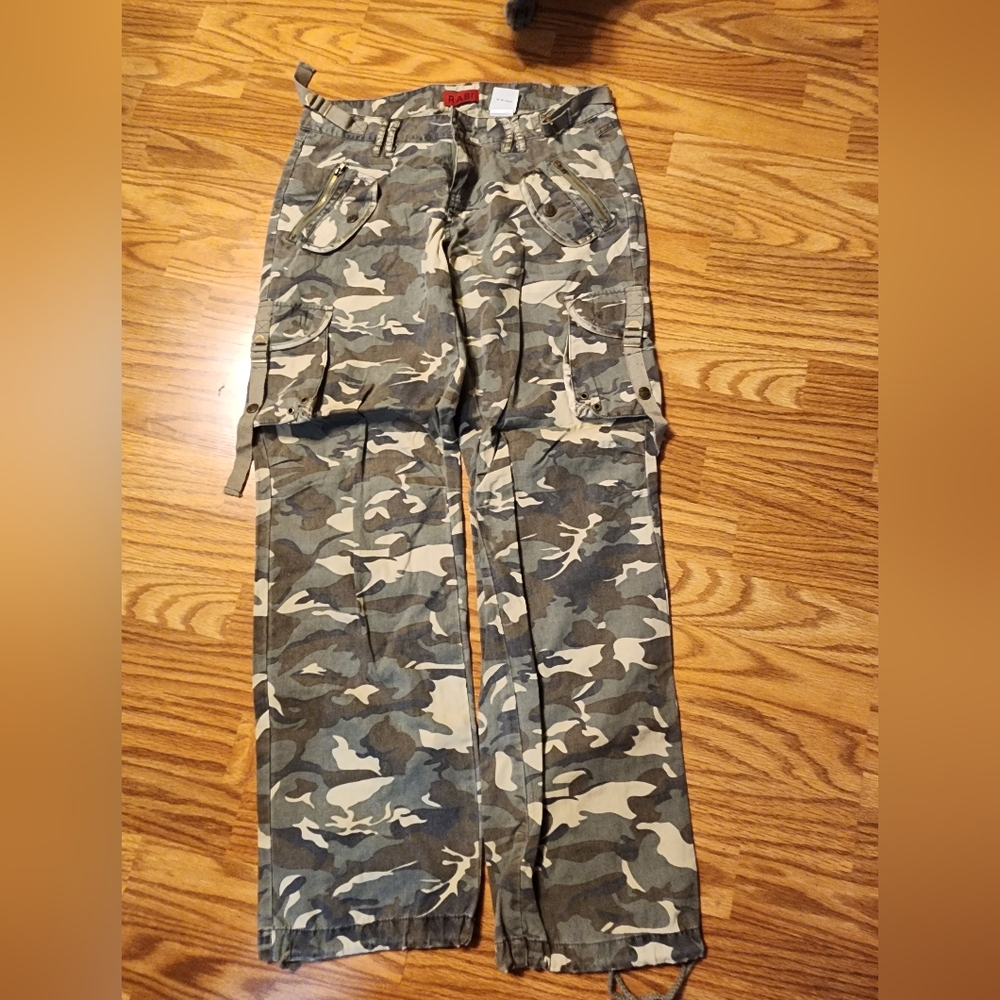 RABI camo cargo pants. NWOT. Women's medium.